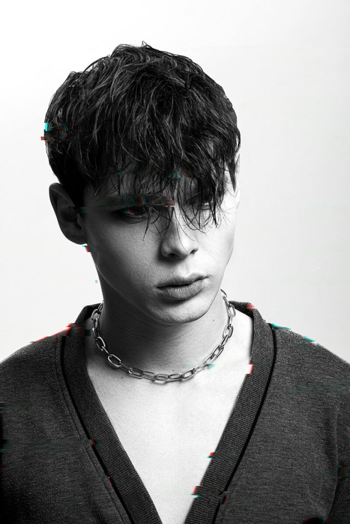 Retrato de chico joven en Blanco y negro. Foto: Fotografía de Ростислав en Pexels. Artículo de Marina León para Foto24.
